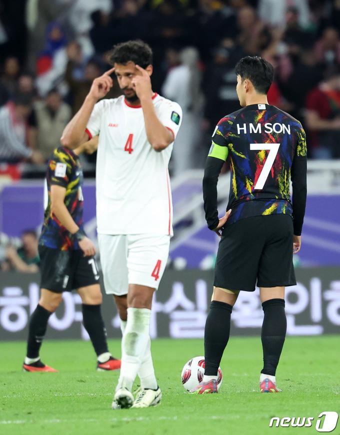 [사진] 캡틴의 무거운 어깨