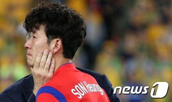 축구대표팀 손흥민이 31일 오후(현지시각) 호주 시드니 스타디움 오스트레일리아에서 열린 2015 아시아축구연맹(AFC) 호주 아시안컵 결승전 한국과 호주의 경기에서 1-2 아쉬운 패배를 기록한 뒤 슈틸리케 감독의 위로를 받고 있다. 슈틸리케 감독이 이끄는 축구대표팀은 이날 8만 관중을 등에 업은 개최국 호주에 1-2로 석패하며 55년 만의 아시안컵 우승 문턱에서 분루를 삼켰다. 2015.1.31/뉴스1 ⓒ News1 오대일 기자