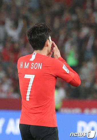 대한민국 축구대표팀 손흥민이 25일 오후(현지시간) 아랍에미리트연합(UAE) 아부다비 자예드 스포츠 시티 스타디움에서 열린 2019 아시아축구연맹(AFC) 아시안컵 8강 대한민국과 카타르의 경기에서 득점에 실패한 후 아쉬워하고 있다. 이날 경기는 대한민국이 0-1로 패했다. 2019.1.25/뉴스1 ⓒ News1 신웅수 기자