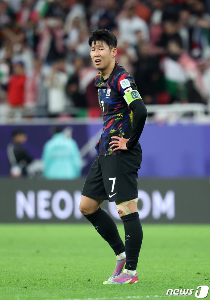 [사진] 답답한 경기력에 아쉬워하는 손흥민