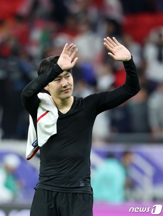 [사진] 관중석 향해 인사하는 이강인
