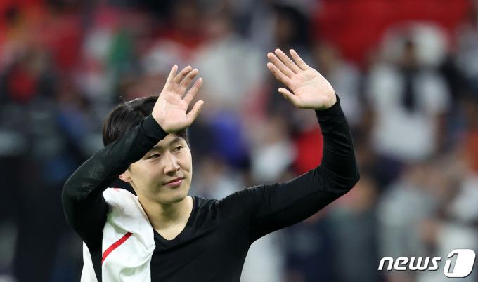 [사진] 관중석 향해 인사하는 이강인