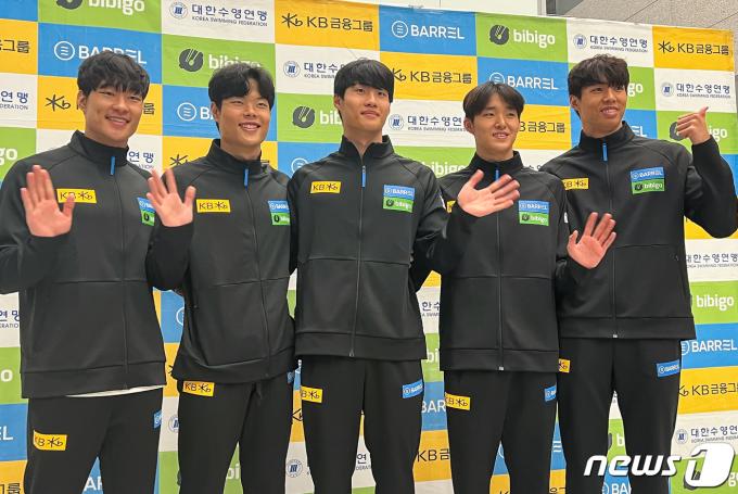 수영 국가대표 이유연(왼쪽부터), 이호준, 황선우, 김우민, 양재훈이 3일 2024 파리 올림픽 대비 호주 전지훈련을 마치고 인천국제공항을 통해 입국해 포즈를 취하고 있다. 2024.2.3/뉴스1 ⓒ News1 이상철 기자