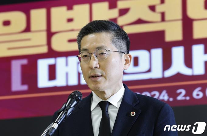 이필수 대한의사협회 회장이 6일 오전 서울 용산구 의협회관에서 '정부의 일방적인 의대정원 증원 관련 대한의사협회 긴급 기자회견'을 하고 있다. 2024.2.6/뉴스1 ⓒ News1 안은나 기자
