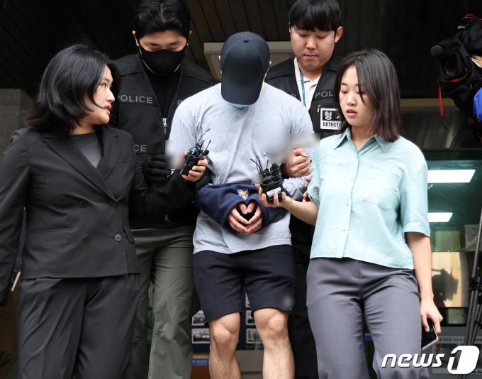 '집단 마약 투약' 모임을 주도한 이모씨가 용산경찰서에서 검찰로 송치되고 있다. 2023.9.20/뉴스1 ⓒ News1 구윤성 기자