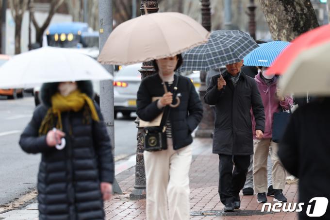 서울을 비롯한 전국이 대체로 흐리고 비 또는 눈이 내릴 것으로 예보된 5일 오전 서울 종로구 지하철 4호선 혜화역 일대에서 우산을 쓴 시민들이 가는 빗발 아래 걸음을 재촉하고 있다. 2024.2.5/뉴스1 ⓒ News1 민경석 기자