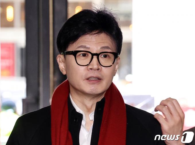 한동훈 국민의힘 비상대책위원장이 6일 오전 서울 여의도 중앙당사로 출근하며 취재진의 질문에 답하고 있다. 2024.2.6/뉴스1 ⓒ News1 구윤성 기자