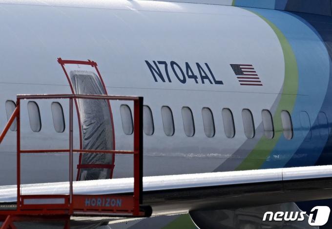 지난 1월5일 문짝이 날아가는 사고가 일어난 보잉737맥스9 기종인 알래스카항공 N704편의 모습.ⓒ AFP=뉴스1