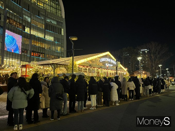 롯데월드타워·몰이 크리스마스 핫플로 자리잡았다. 지난해 12월22일 롯데월드몰 크리스마스 마켓에 사람들이 줄을 서있다. /사진=박재이 기자