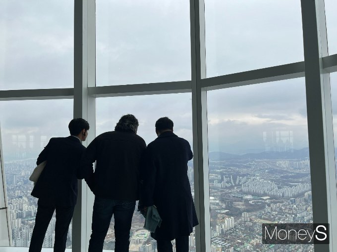 롯데월드타워의 '서울스카이'는 서울을 대표하는 전망대로 데이트 코스와 유명 관광지로 자리잡았다. 지난 6일 외국인들이 서울스카이 전망대에서 서울 전경을 구경하고 있다. /사진=박재이 기자