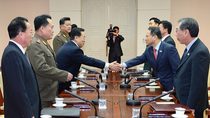 2014년 12일 오전 10시 판문점 우리측 평화의 집에서 7년 만에 남북 고위급 회담이 열렸다. 사진은 우리측 수석대표인 김규현 청와대 국가안보실 1차장이 12일 오전 판문점 남측 평화의 집에서 열린 남북 고위급 접촉에서 북측 대표와 인사하는 모습. /사진=뉴스1(통일부제공)