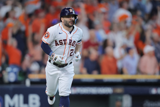  미국 프로야구 메이저리그(MLB) 휴스턴 애스트로스가 호세 알투베(33)와 5년 연장 계약에 합의했다. 사진은 2023년 10월 7일 메이저리그 휴스턴 애스트로스 2루수 알투베가 미닛메이드파크에서 열린 2023 MLB 플레이오프 ALDS 1차전에서 홈런을 친 뒤 베이스를 질주하고 있는 모습. /사진=로이터