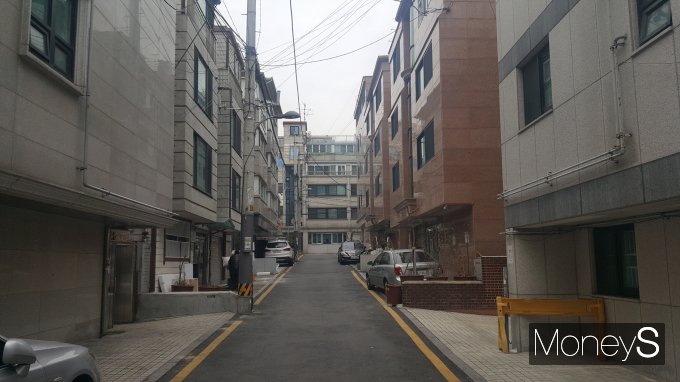 지난 1월 서울 대학가 원룸 월세가 전년대비 평균 11.6% 뛴 것으로 조사됐다. 사진은 한양대 인근 원룸 골목. /사진=김창성 기자