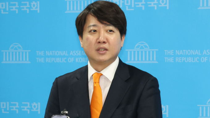 이준석 개혁신당 대표가 7일 자신의 페이스북을 통해 한동훈 국민의힘 비상대책위원장 여론이 좋지 않아 침묵 모드로 들어가고 있는 것이라고 비판했다. 사진은 전날 서울 여의도 국회 소통관에서 기자회견하고 있는 이 대표. /사진=뉴스1