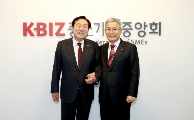 중소기업중앙회가 7일 서울 여의도 중기중앙회에서 김동철 한국전력 사장과 중소기업 현안해소를 위한 소통의 장을 마련했다. 김기문 중기중앙회장(왼쪽)과 김동철 한국전력 사장이 기념촬영을 하고 있다. /사진=중기중앙회
