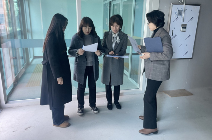 진혜경 김포시 복지국장이 (가칭)반려동물보건소 설치 예정지를 살펴보고 있다. / 사진제공=김포시