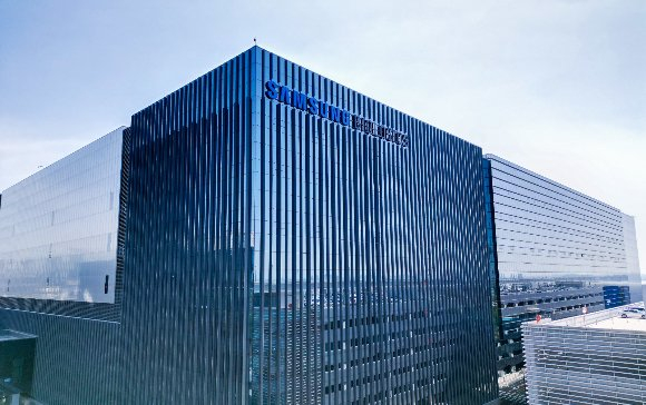 삼성바이오로직스가 국내 ADC 대표 주자 레고켐바이오사이언스로부터 ADC 관련 위탁개발 신규 계약을 수주했다. 사진은 인천 송도에 위치한 삼성바이오로직스 제4공장 전경. /사진=삼성바이오로직스