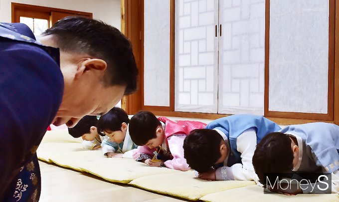 ▲ 세배는 이렇게…  설빔입고 세배하는 원생들