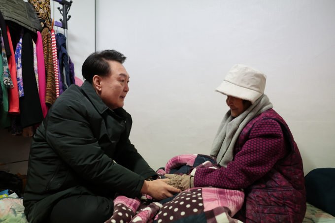 7일 윤석열 대통령이 미등록 경로당을 방문해 "시급한 난방비, 양곡비를 정부가 우선 지원하겠다"고 전했다. 사진은 윤 대통령이 지난해 12월21일 서울 중랑구 한 다세대 주택을 찾아 어르신에게 난방용품을 전달하며 대화를 나누는 모습. /사진=뉴스1(대통령실 제공)
