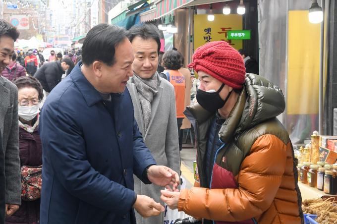 오산시(시장 이권재)가 민족 고유 명절인 설날을 맞아 상인들을 격려하고 애로사항을 청취하는 등 전통시장 활성화를 위한 '장보기 행사'를 가졌다. / 사진제공=오산시