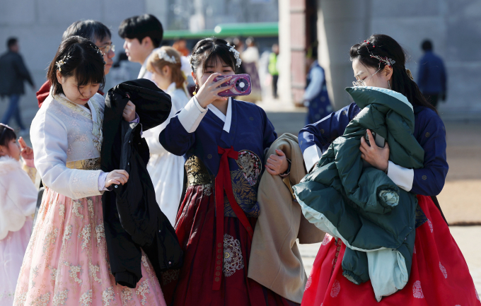 오는 8일에는 아침 최저 기온이 영하 7도까지 떨어지며 쌀쌀할 전망이다. 사진은 4일 서울 종로구 경복궁을 찾은 관람객들이 외투를 벗어 손에 들고 있는 모습. /사진=뉴시스
