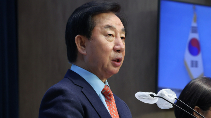 김성태 전 국민의힘 의원이 공천 서류 심사에서 부적격 판정을 받은 후 서울 여의도 국회에서 기자회견을 열고 윤석열 대통령의 측근을 언급하며 핵관들이 만들어낸 결과라고 비판했다. 사진은 이날 공천 심사 배제 관련 기자회견을 진행하는 김 전 원내대표. /사진=뉴스1