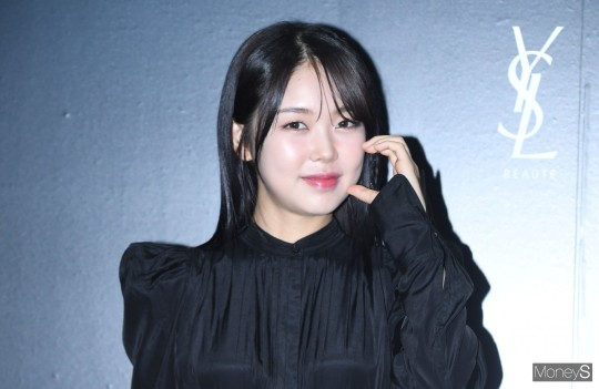 가수 미노이 측이 광고 스케줄 불참 사실을 인정하고 사과했다.  사진은 지난 2022년 8월 강남구 신사동에서 열린 '입생로랑 뷰티 볼드 립스틱 팝업스토어 오픈 포토콜 행사에 참석한 가수 미노이. /사진=장동규 기자