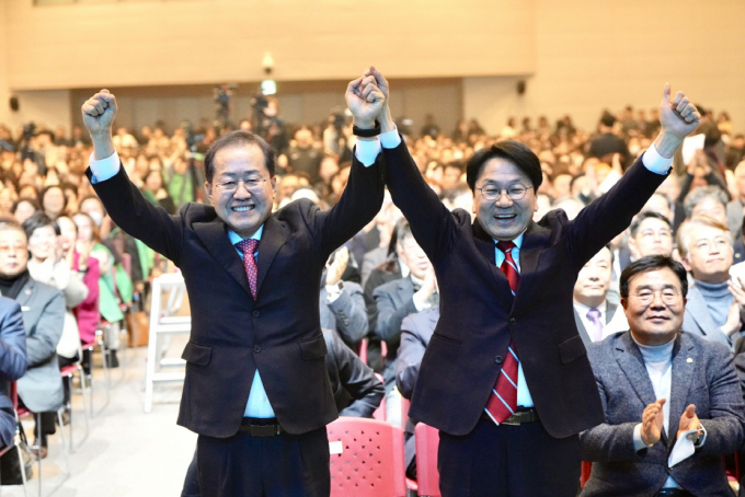 강기정 광주광역시장(오른쪽)과 홍준표 대구광역시장이 7일 오후 광주 김대중컨벤션센터에서 열린 ‘달빛철도특별법 국회통과 축하행사’에 참석해 손을 맞잡고 환호하고 있다. /사진=광주시