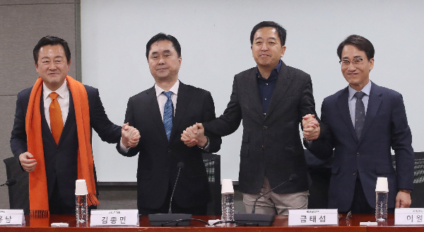 제3지대 통합을 위한 통합공천관리위원회(통합공관위)가 첫 추진대회를 열고 본격적인 대화를 시작했다. 사진은 7일 오후 서울 여의도 국회 의원회관에서 열린 통합공관위 추진회의에서 기념촬영을 위해 손을 맞잡은 김용남 개혁신당 정책위원회의장(왼쪽부터), 김종민 새로운미래 공동대표, 금태섭 새로운선택 공동대표, 원칙과상식 소속 이원욱 의원(무소속·경기 화성을)의 모습. /사진=뉴스1