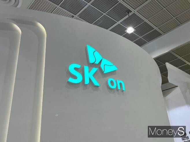 SK온의 실적이 하반기부터 개선될 것으로 보인다. 사진은 인터배터리 2023에 참가한 SK온 부스. / 사진=김동욱 기자