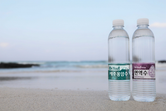 제주용암수는 분류상 혼합음료로 분류되고 있다. 오리온 제주용암수와 면역수 연출 컷. /사진=오리온