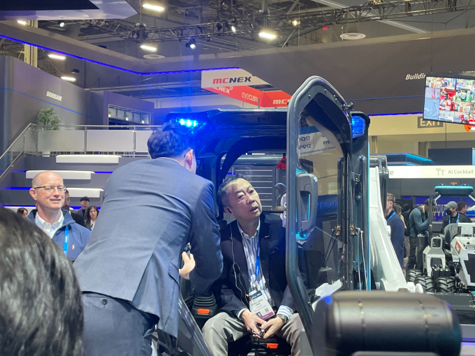 박정원 두산그룹 회장이 'CES 2024 혁신상'을 받은 두산밥캣의 완전 전동식 스키드 로더 'S7X'에 탑승했다. /사진=뉴시스 이다솜 기자