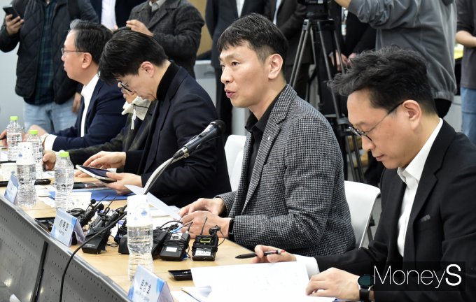  이복현 원장은 서울 마포 프론트원에서 20개 가상자산사업자 최고경영자(CEO)들과 간담회를 열고 발언하고 있다./사진=임한별 기자