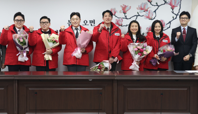 사진은 한동훈 국민의힘 비상대책위원장이 7일 서울 여의도 당사에서 열린 '국민인재 영입 환영식'에서 영입 인재들과 기념촬영을 하는 모습. 왼쪽부터 채원기 변호사, 이상규 한국청년임대주택협회 회장, 이영훈 전 한국청년회의소(JC) 중앙회장, 한정민 삼성전자 DS부문 연구원, 김소희 기후변화센터 사무총장, 김효은 EBSi 영어강사, 한 위원장. /사진=뉴스1