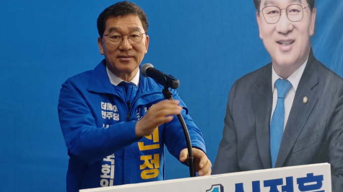 신정훈 더불어민주당 예비후보(나주·화순)가 7일 오후 전남 나주 빛가람혁신도시 선거사무소 기자회견에서 초광역 지방정부시대를 만들겠다고 선언했다. 사진은 지난달 22일 빛가람혁신도시 지역사무소에서 3선 도전을 선언하는 신 예비후보. /사진=뉴스1