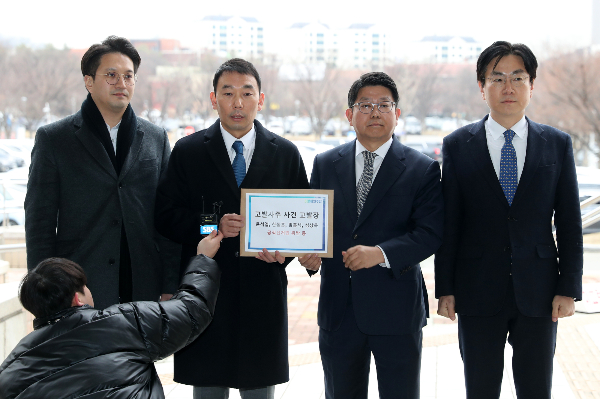 더불어민주당 검사범죄대응TF가 윤석열 대통령과 한동훈 국민의힘 비상대책위원장 등을 고위공직자범죄수사처(공수처)에 고발했다. 7일 오후 경기 과천시 정부과천청사 앞에서 공수처에 고발하기 앞서 입장을 밝히는 김용민 의원(더불어민주당·경기 남양주병)과 전용기 의원(더불어민주당·비례대표)의 모습. /사진=뉴스1