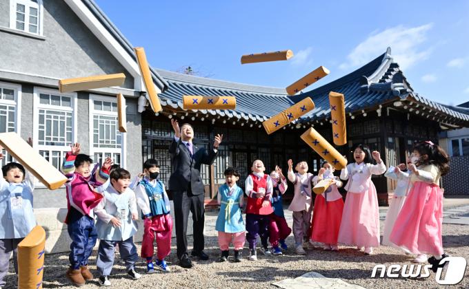 7일 광주 동구 인문학당에서 임택 동구청장과 한복을 차려입은 어린이들이 새해 맞이 윷놀이를 즐기고 있다. (광주 동구 제공) 2024.2.7/뉴스1 ⓒ News1 이승현 기자