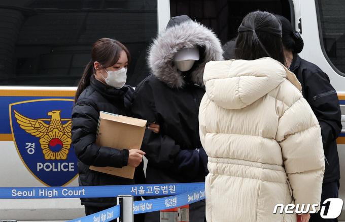 만취한 상태로 벤츠 차량을 몰다가 오토바이를 치어 운전자를 숨지게 한 20대 여성 A씨가 5일 오후 서울 서초구 서울중앙지법에서 열린 구속 전 피의자 심문(영장실질심사)에 출석하고 있다. 2024.2.5/뉴스1 ⓒ News1 장수영 기자