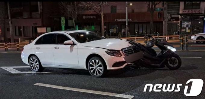 서울중앙지법은 5일 오후 특정범죄가중처벌법상 위험운전 치사 혐의를 받는 20대 안모씨에 대한 구속 전 피의자 심문(영장실질심사)을 마쳤다고 밝혔다. 안씨는 지난 3일 오전 서울 강남구 논현동에서 술을 마시고 벤츠 차량을 몰다가 오토바이를 친 혐의를 받는다. 이 사고로 배달 오토바이를 몰던 50대 운전자는 심정지 상태에서 병원으로 이송됐지만 숨졌다. 사진은 사고 당시 현장 모습. (민주노총배민라이더스지회 제공) 2024.2.5/뉴스1