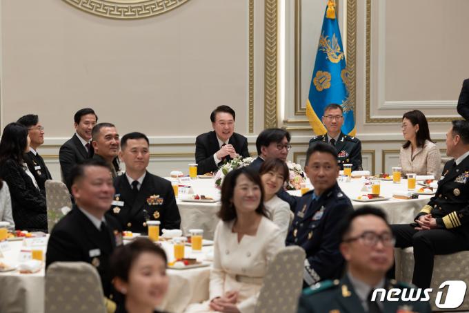 [사진] 윤 대통령, 진급 장성 가족들과 다과회