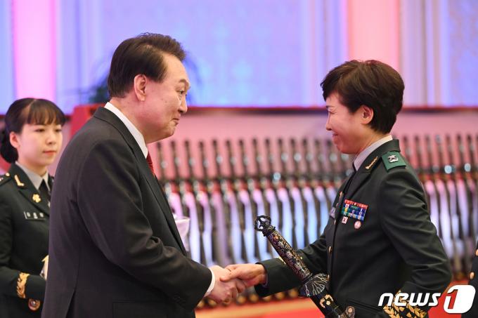 [사진] 삼정검 수여하는 윤 대통령