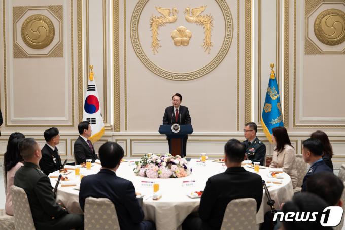 [사진] 윤 대통령, 진급 장성들과 다과회