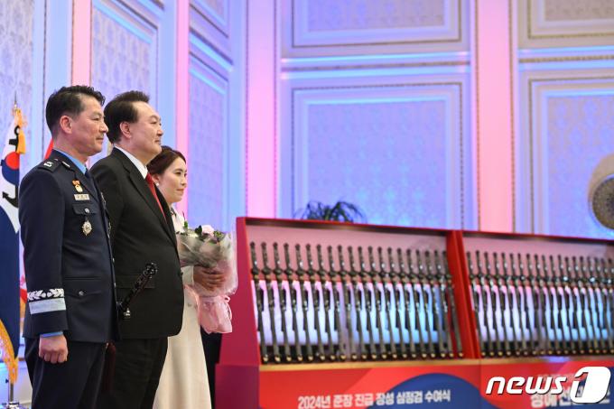 [사진] 김훈경 제10전투비행단장과 기념촬영하는 윤 대통령