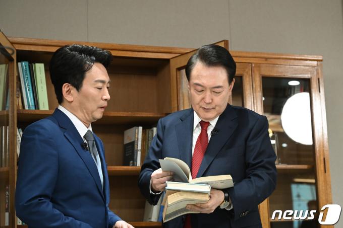 [사진] 윤 대통령의 책장은?
