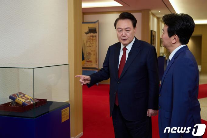 [사진] 외빈 선물 소개하는 윤석열 대통령