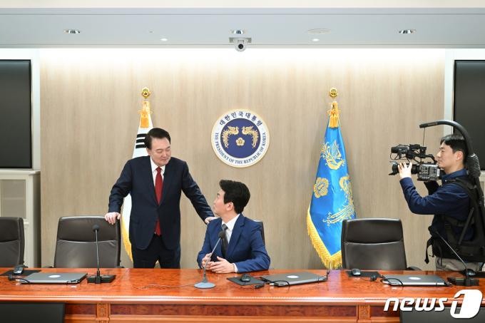 [사진] 국무회의장 소개하는 윤 대통령