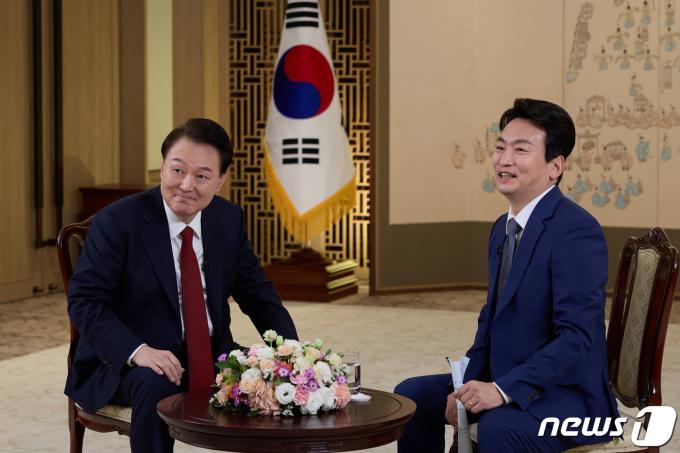 [사진] 신년 대담 녹화하는 윤 대통령