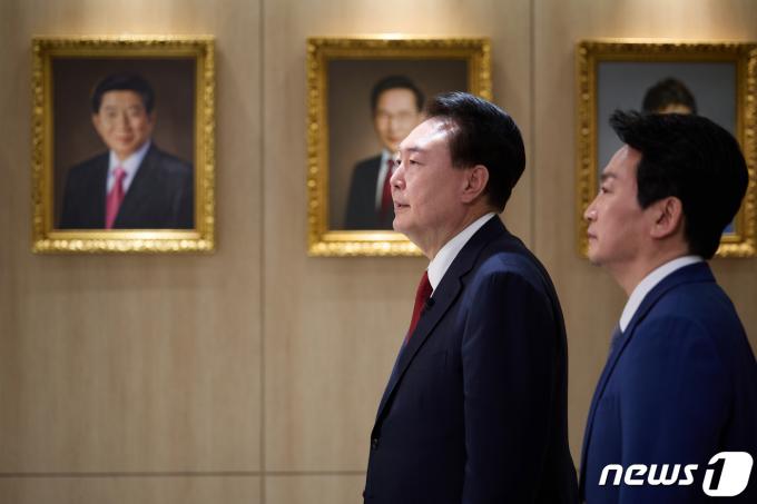 [사진] 역대 대통령 사진 앞 지나는 윤 대통령