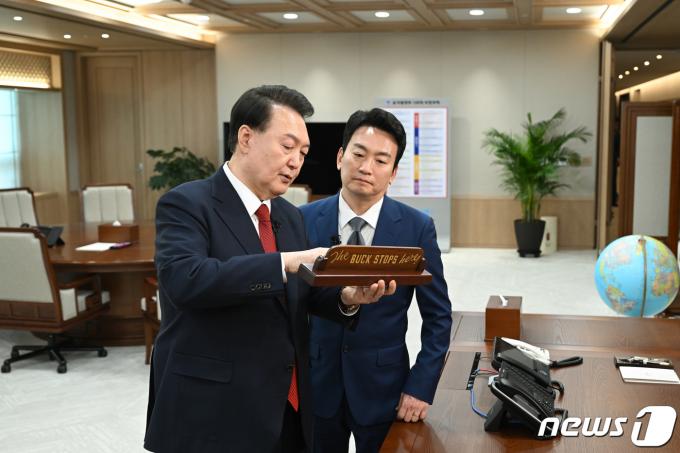 [사진] 바이든 선물 소개하는 윤석열 대통령