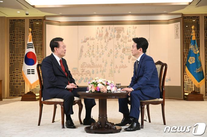 [사진] 윤 대통령, 박장범 KBS 앵커와 신년 대담